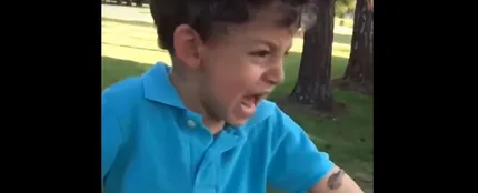 Niño asustado de una rana Niño asustado de una rana