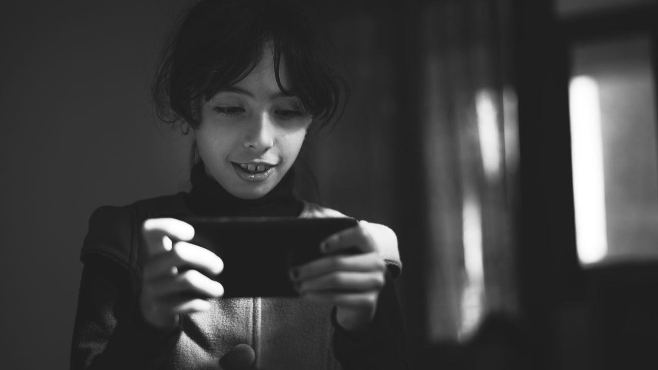 Una niña jugando con el móvil