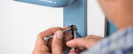 Una persona intenta abrir una puerta 