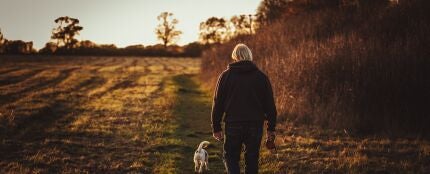 Un hombre mayor caminando por el campo