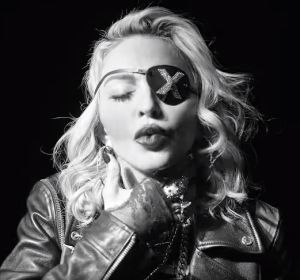 Madonna en el vídeo de Crave Madonna en el vídeo de Crave