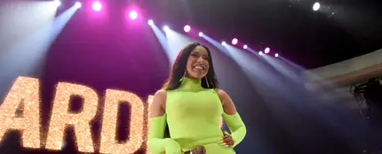 Cardi B durante una actuación en Los Ángeles Cardi B durante una actuación en Los Ángeles