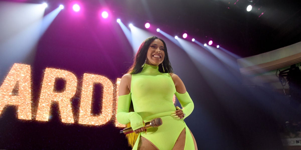 Cardi B durante una actuación en Los Ángeles