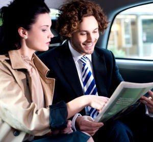 Una pareja dentro de un taxi Una pareja dentro de un taxi