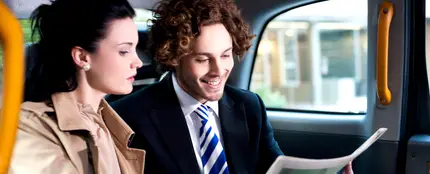 Una pareja dentro de un taxi Una pareja dentro de un taxi