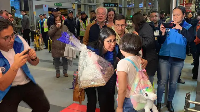 Una niña de diez año recibe un corazón artificial