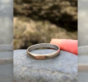 Se busca a los dueños de este anillo zaragozano aparecido en una cascada de Islandia Se busca a los dueños de este anillo zaragozano aparecido en una cascada de Islandia