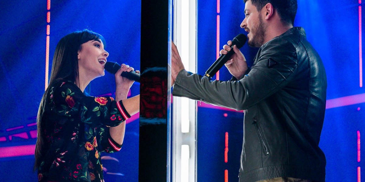 Aitana y Cepeda durante su actuación 'No puedo vivir sin ti'