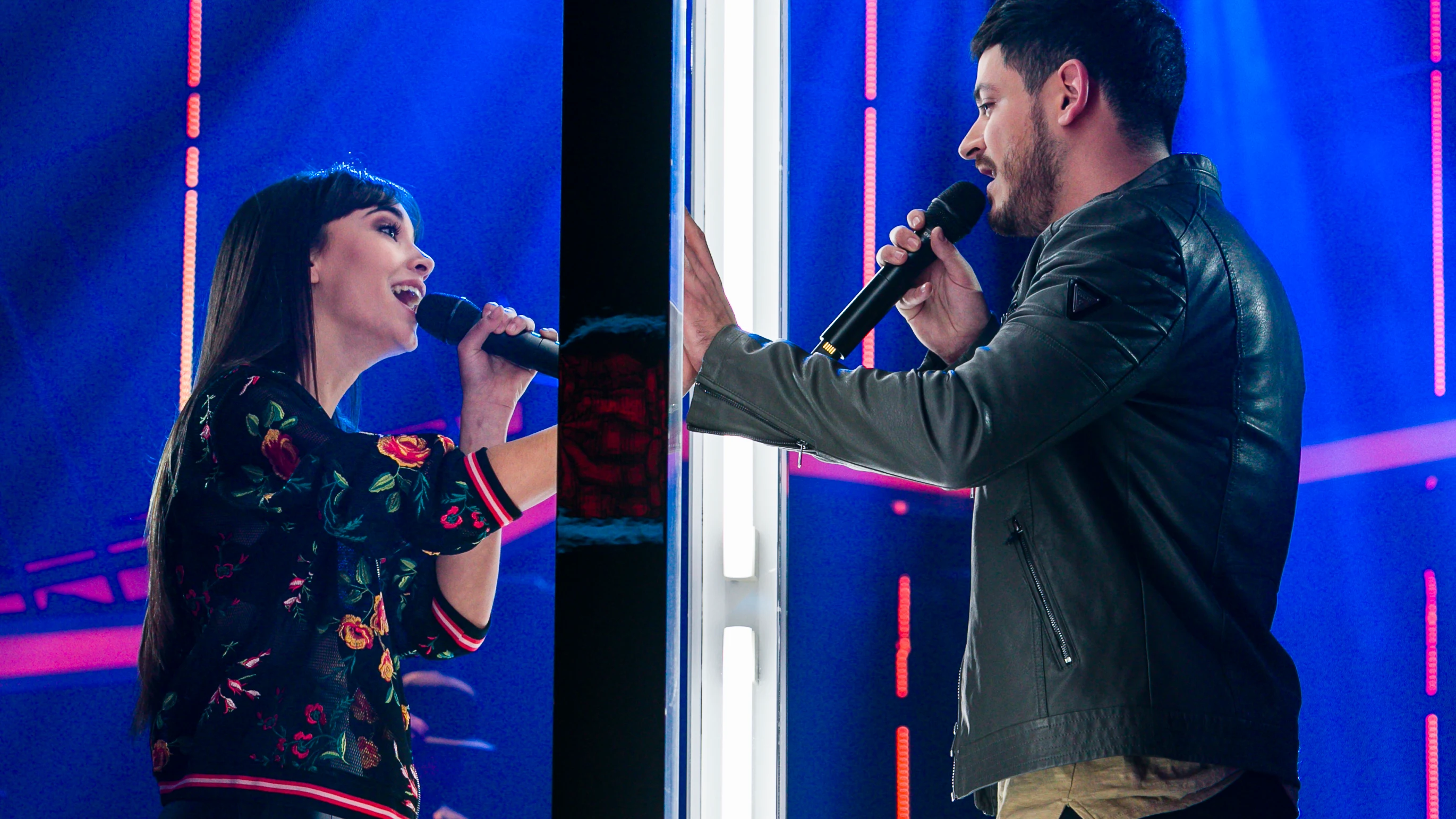 Aitana y Cepeda durante su actuaci&oacute;n 'No puedo vivir sin ti'