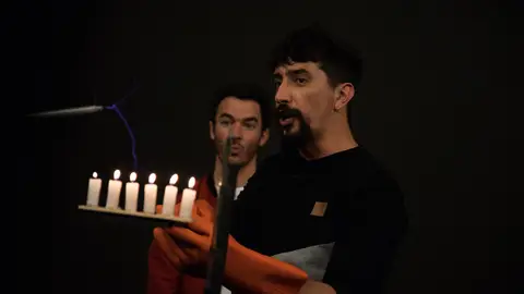 Marron sorprende a los Jonas Brothers con las velas voltaicas en 'El Hormiguero 3.0' Marron sorprende a los Jonas Brothers con las velas voltaicas en 'El Hormiguero 3.0'