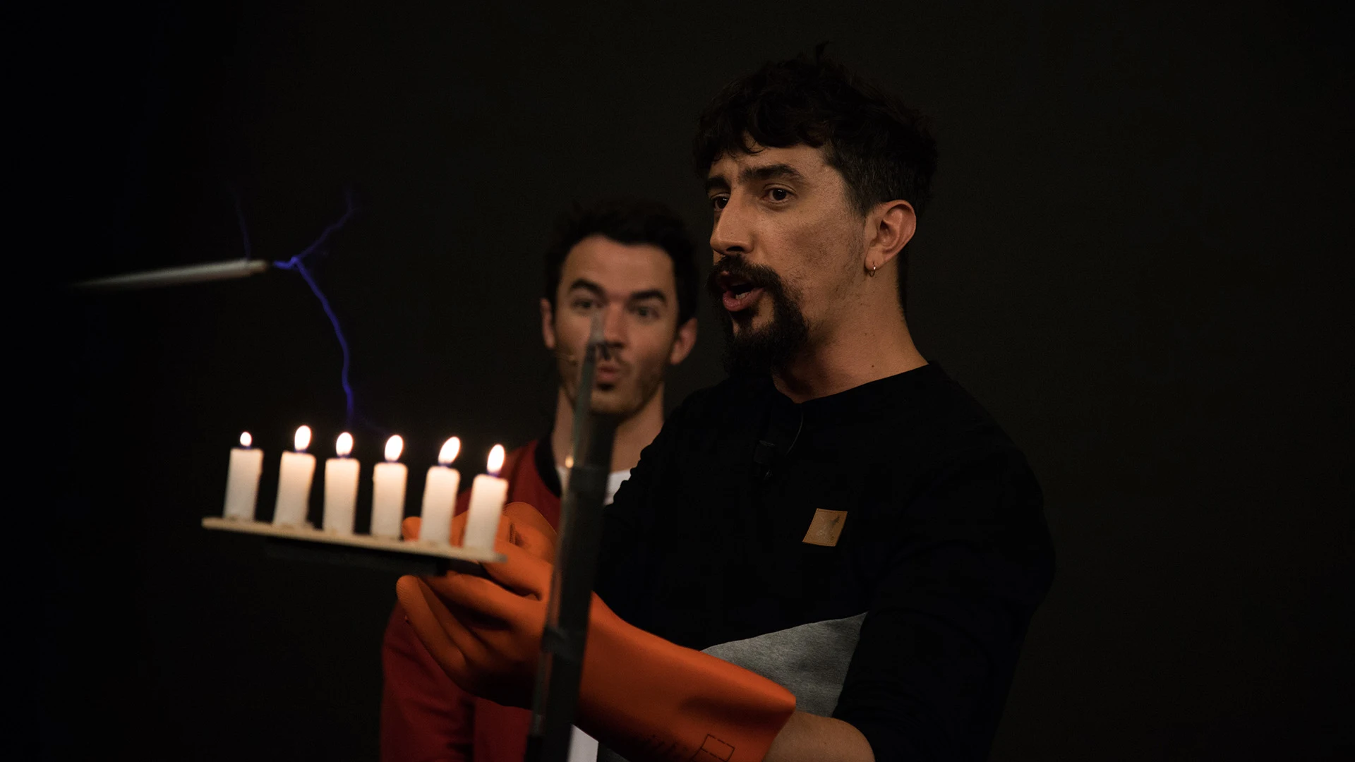 Marron sorprende a los Jonas Brothers con las velas voltaicas en 'El Hormiguero 3.0' Marron sorprende a los Jonas Brothers con las velas voltaicas en 'El Hormiguero 3.0'