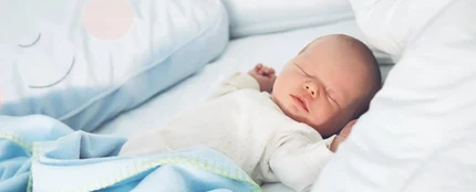 Un bebé duerme boca arriba Un bebé duerme boca arriba