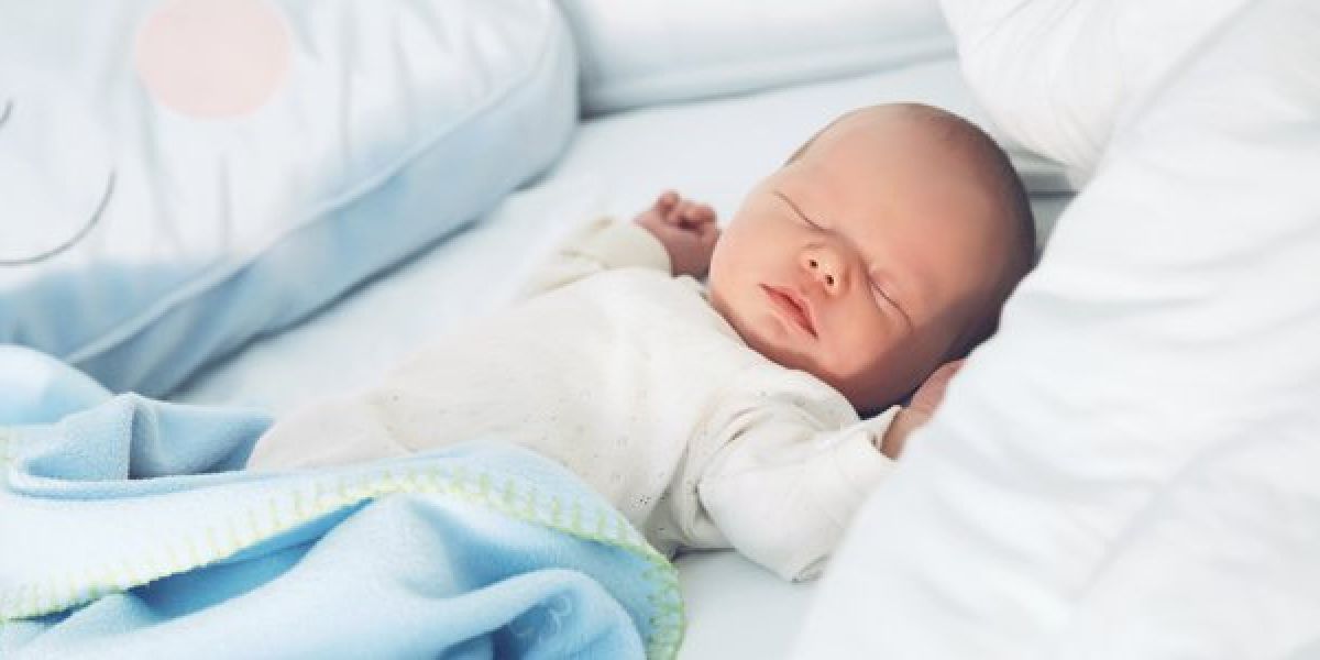 Un bebé duerme boca arriba