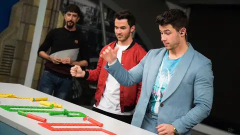 El espectacular efecto dominó magnético de Marron impresiona a los Jonas Brothers en 'El Hormiguero 3.0' El espectacular efecto dominó magnético de Marron impresiona a los Jonas Brothers en 'El Hormiguero 3.0'