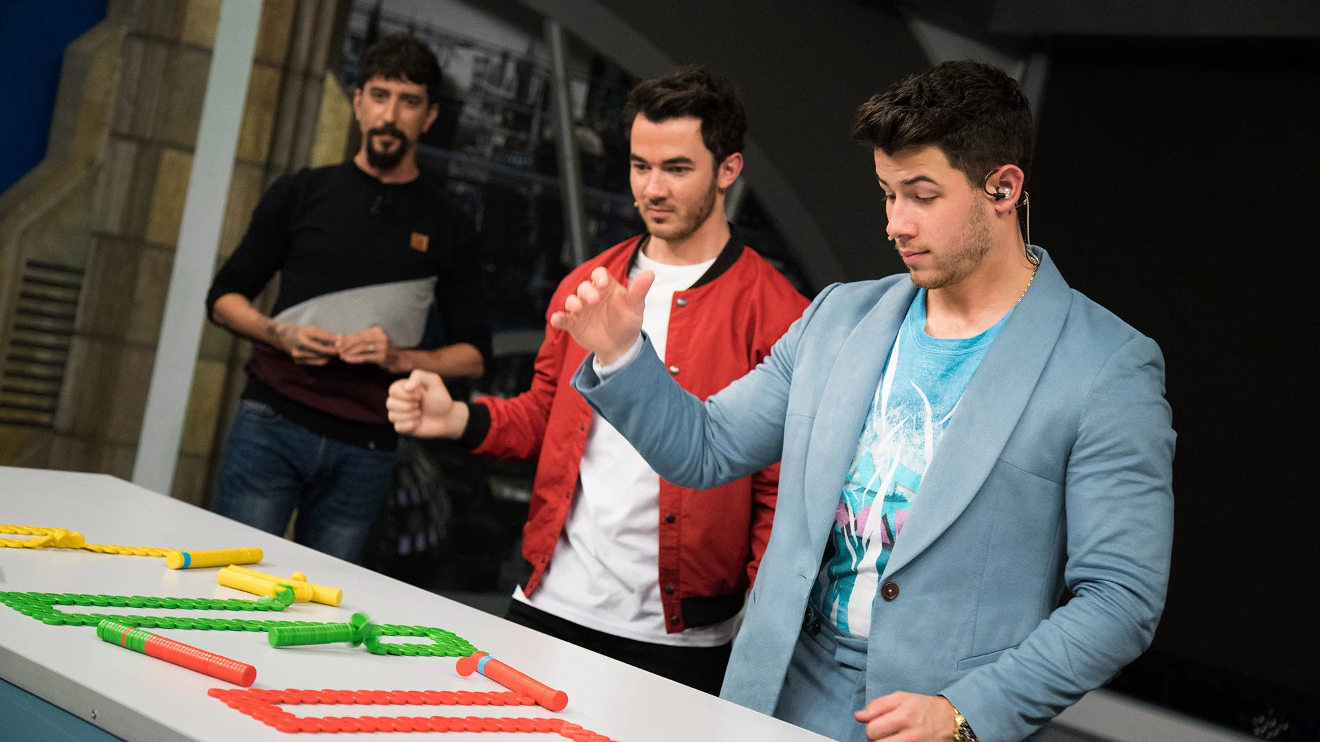 El espectacular efecto dominó magnético de Marron impresiona a los Jonas Brothers en 'El Hormiguero 3.0' El espectacular efecto dominó magnético de Marron impresiona a los Jonas Brothers en 'El Hormiguero 3.0'