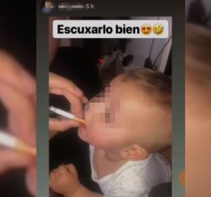 Captura del vídeo en el que se ve al pequeño fumando Captura del vídeo en el que se ve al pequeño fumando