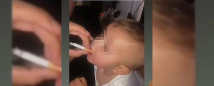 Captura del vídeo en el que se ve al pequeño fumando Captura del vídeo en el que se ve al pequeño fumando