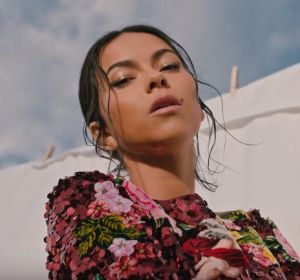 Inna en el videoclip de 'Fuego' Inna en el videoclip de 'Fuego'