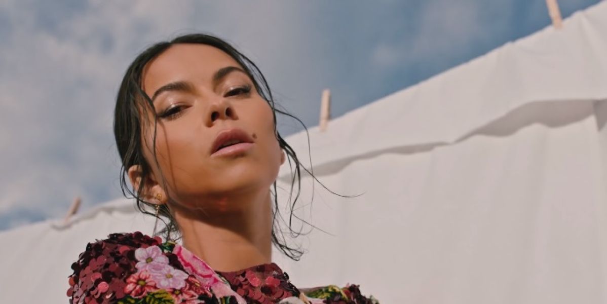 Inna en el videoclip de 'Fuego'