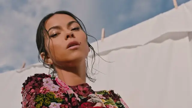 Inna en el videoclip de 'Fuego'