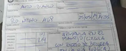 Un policía multa a una mujer por "exceso de belleza" Un policía multa a una mujer por "exceso de belleza"