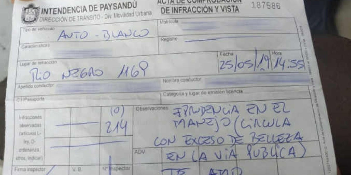 Un policía multa a una mujer por "exceso de belleza"