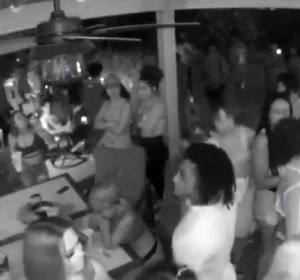 Alquila su casa en Airbnb y ve en directo como hacen una fiesta y le roban sus cosas Alquila su casa en Airbnb y ve en directo como hacen una fiesta y le roban sus cosas