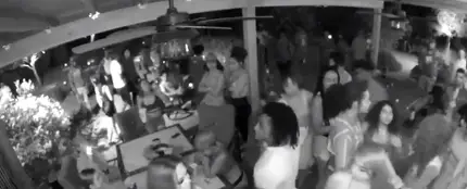 Alquila su casa en Airbnb y ve en directo como hacen una fiesta y le roban sus cosas Alquila su casa en Airbnb y ve en directo como hacen una fiesta y le roban sus cosas