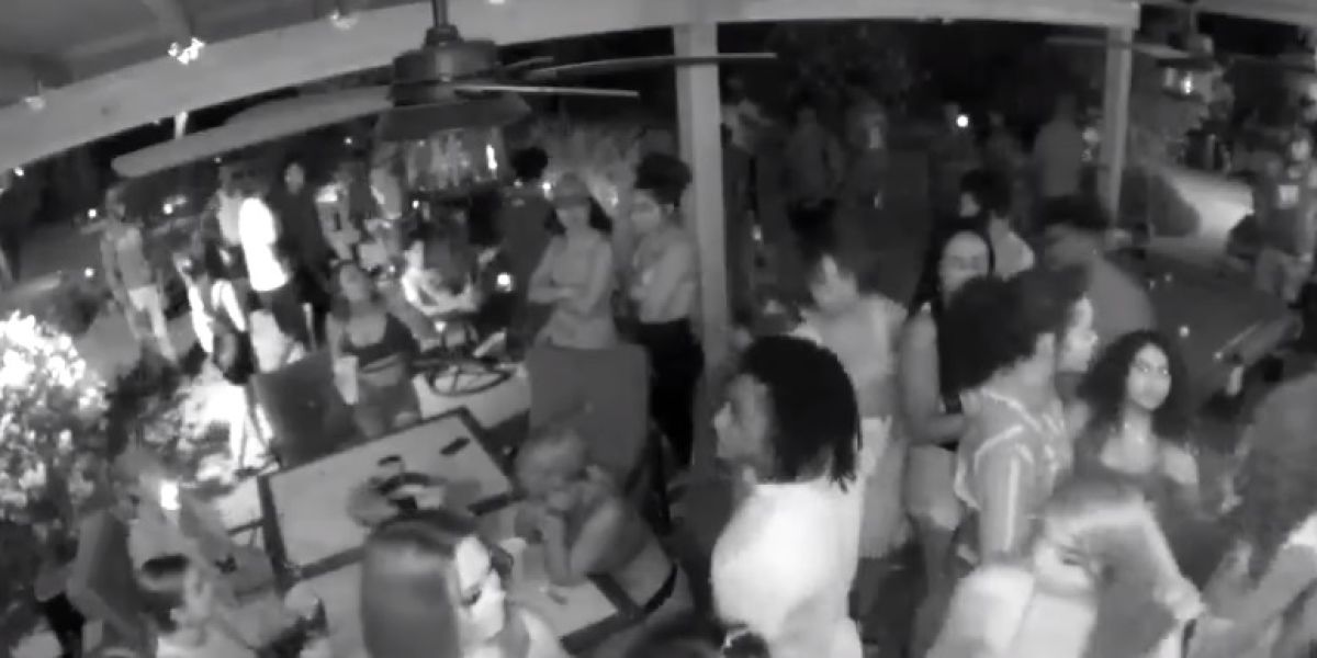 Alquila su casa en Airbnb y ve en directo como hacen una fiesta y le roban sus cosas