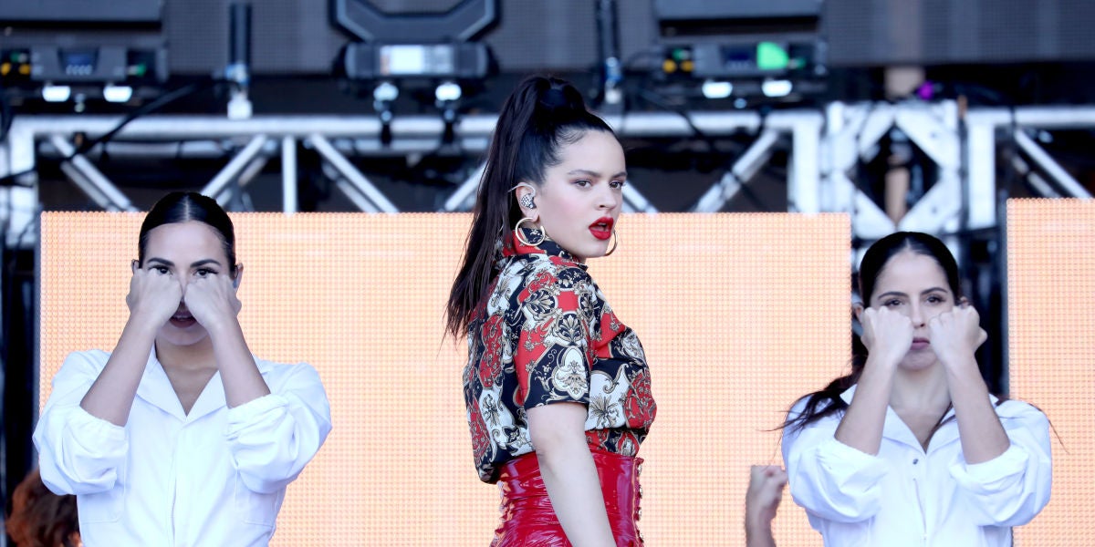 Rosalía durante una actuación