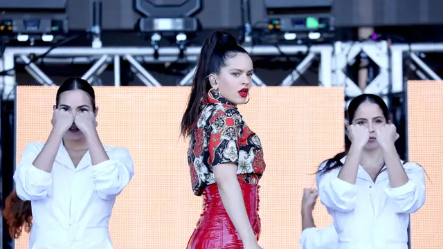 Rosalía durante una actuación
