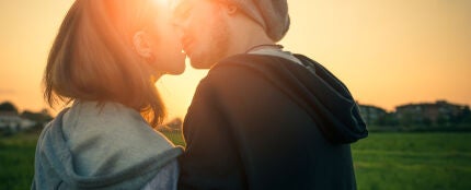 Pareja bes&aacute;ndose