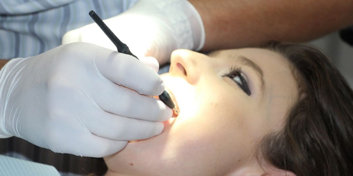 Mujer en la consulta del dentista