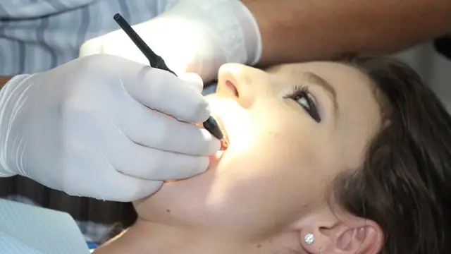 Mujer en la consulta del dentista