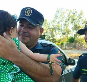 Los agentes junto a la niña Los agentes junto a la niña