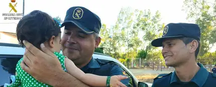 Los agentes junto a la niña Los agentes junto a la niña
