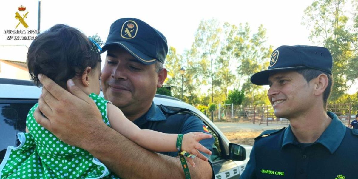 Los agentes junto a la niña