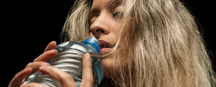 Beber agua de una botella Beber agua de una botella