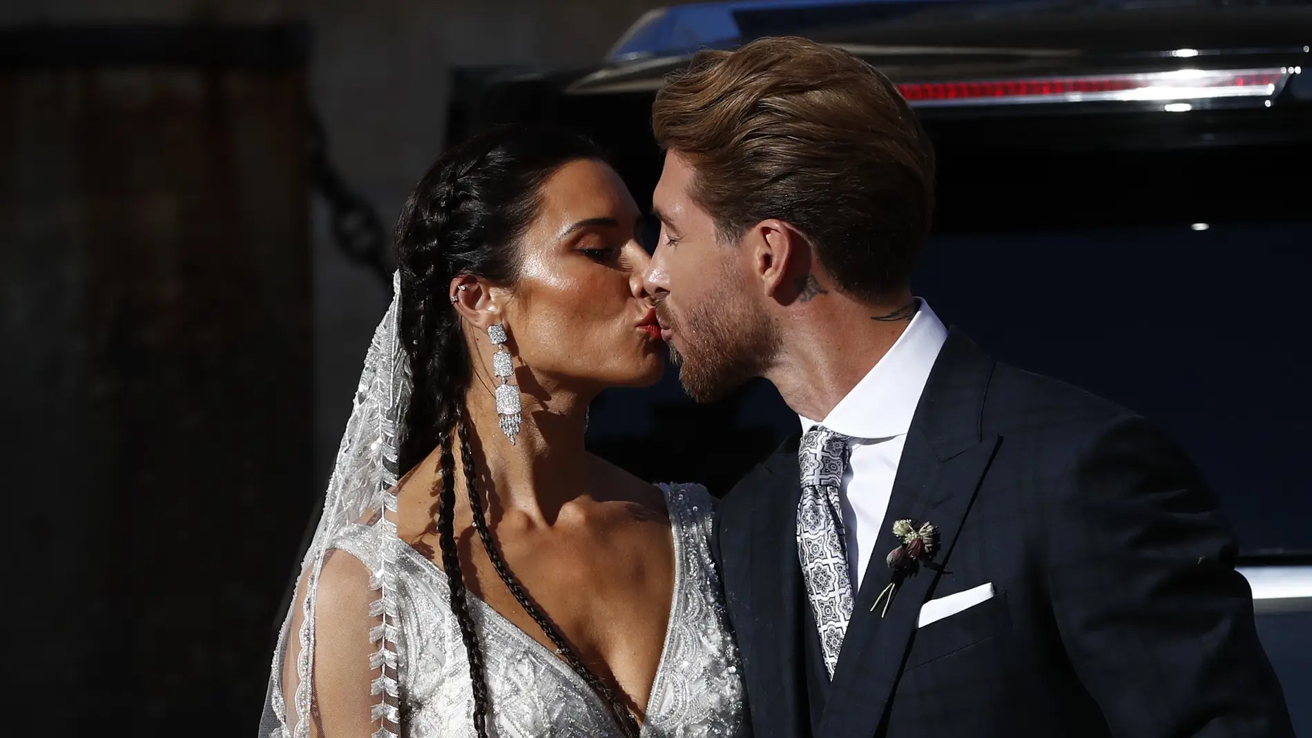 El beso de los recién casados Pilar Rubio y Sergio Ramos title=