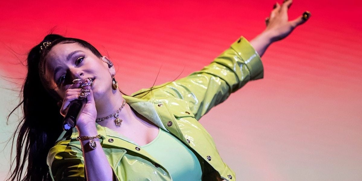 La cantante Rosalía durante su actuación en el festival 'O Son do Camiño'