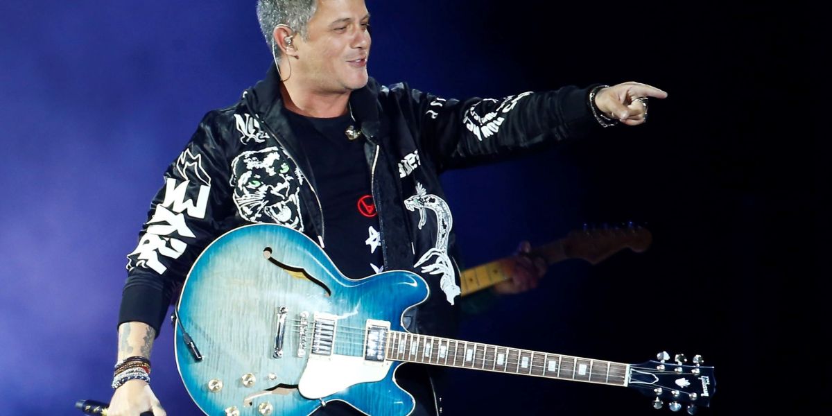 Alejandro Sanz durante el concierto que ha ofrecido en RCDE Stadium del Prat de Llobregat, en Barcelona.