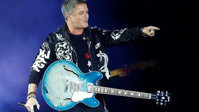 Alejandro Sanz durante el concierto que ha ofrecido en RCDE Stadium del Prat de Llobregat, en Barcelona.