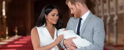 Meghan Markle y el Príncipe Harry con su hijo Archie Meghan Markle y el Príncipe Harry con su hijo Archie