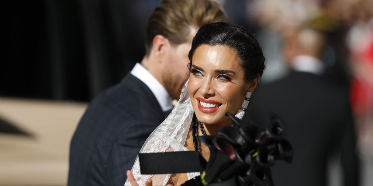 Pilar Rubio con su ramo negro en su boda con Sergio Ramos