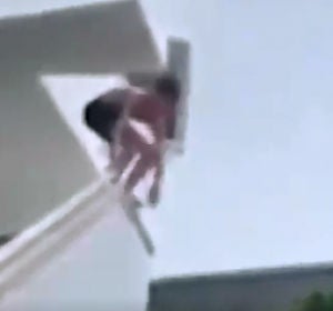Un joven británico haciendo 'balconing' en Magaluf Un joven británico haciendo 'balconing' en Magaluf