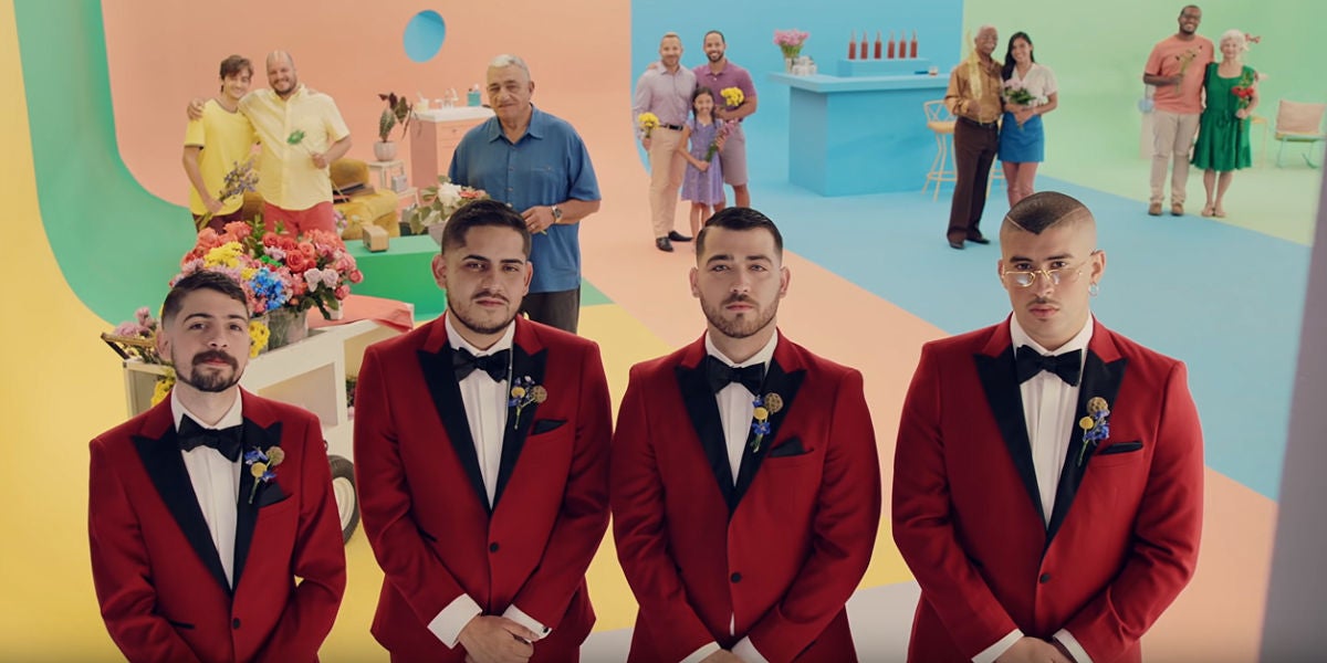 Bad Bunny y Los Rivera Destino en el vídeo de 'Flor'