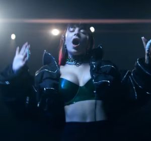 Charli XCX en el videoclip de 'Blame It On Your Love' Charli XCX en el videoclip de 'Blame It On Your Love'