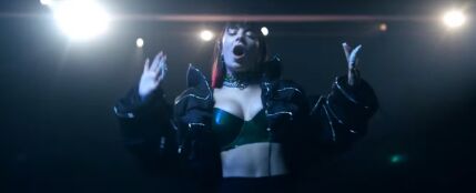 Charli XCX en el videoclip de 'Blame It On Your Love'