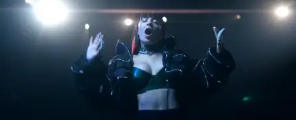 Charli XCX en el videoclip de 'Blame It On Your Love' Charli XCX en el videoclip de 'Blame It On Your Love'