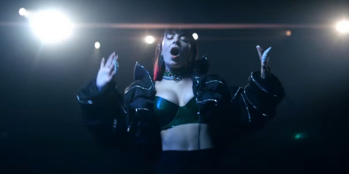 Charli XCX en el videoclip de 'Blame It On Your Love'